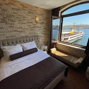 Weingart Port Seaside Hotel